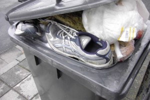 Josef02 047.jpg (248.41 KiB) 7197 mal betrachtet Die Laufschuhe haben noch "rechtzeitig" ein schmutziges Plätzchen in der Restmülltonne gefunden.