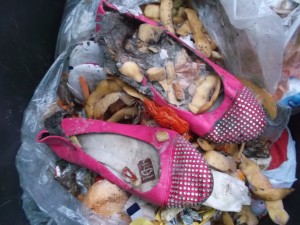 Igitt! So süße Ballerinas hoffnungslos verrottet, stinkend und verklebt. Die &quot;durften&quot; weiter zur Müllkippe.
