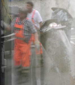Josef02 052.jpg (45.59 KiB) 8141 mal betrachtet Alles zu spät für Rettungsaktionen: Martinas Stiefel sind schneller in den Schlund des Müllautos geflogen wie ich fotografieren konnte und unsere Restmülltonne war auch schon im festen Griff der Müllwerker.