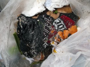 Müll0414 052.jpg (502.05 KiB) 5473 mal betrachtet Würg! Das geile Oberteil mittlerweile auch total versifft.