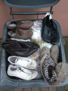 Schnell lief sie hoch in ihre Wohnung und brachte unter ihre Arme geklemmt und in ihren Händen einen Haufen alter Schuhe zur Mülltonne, die sie alle ordentlich hineinstellte, denn so nahmen die am wenigsten Platz weg.