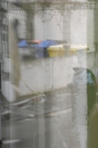 Josef02 053.jpg (70.79 KiB) 7747 mal betrachtet Während unser Dreck gerade aus unserer kopfüber der Müllschüttung stehenden Mülltonne rutschte, warte und Martinas Stiefel endgültig begrub, bevor sie gepresst wurden, stand schon die Tonne des Nachbars bereit. Also "genug" Müll für das Stiefelbegräbnis!