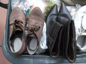 Abgestoßene und abgestöckelte Stiefeletten und endfertige noch frisch müffelnde Schnürpumps.