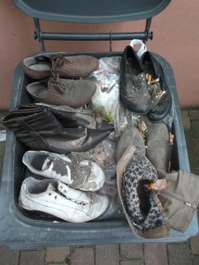 Nachdem sie ihre alten Schuhe entsorgt hatte, ging sie wieder ans Kehren und leerte natürlich auch den Dreckeimer aus; - herzlos auf ihre Schuhe!