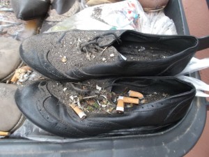 Schuhe mit Zigarettenkippen nun ein Fall für die Müllkippe!