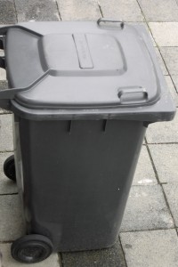 Josef02 054.jpg (192.55 KiB) 7197 mal betrachtet Alle Probleme wieder einmal gelöst. Obwohl eigentlich nicht erlaubt, haben die Orangenen Engel sich auch Martinas Stiefel erbarmt, obwohl sie nur neben der Restmülltonne standen.