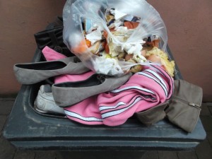 Müll0414 080.jpg (398.09 KiB) 5706 mal betrachtet Meine Geilheit und meine Nervosität wg. der nahenden Müllabfuhr wuchs immer mehr, aber solche Anblicke muss man einfach fotodokumentieren!