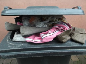 Müll0414 081.jpg (494.87 KiB) 5433 mal betrachtet Für Jessica war nun unsere Mülltonne bereit für dei Müllabfuhr!