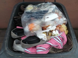 Müll0414 084.jpg (553.67 KiB) 5991 mal betrachtet Das wäre ein Festfraß für das orangene Müllmonster geworden!