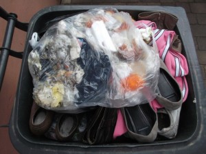 Müll0414 085.jpg (560.24 KiB) 6242 mal betrachtet Wohin man sah nur geiler verstoßener Frauenmüll!