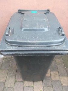 Müll0414 087.jpg (519.32 KiB) 5433 mal betrachtet Oh man, kaum zu glauben, dass diese so harmlos aussehende Mülltonne gerade meine Nerven zerfetzte!