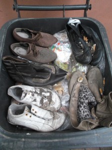 Müll0414 088.jpg (482.33 KiB) 5993 mal betrachtet Während dessen ich dieses Foto gemacht habe, hörte ich schon das Müllauto in der Nachbarstraße rumoren. Allerhöchste Zeit!!!