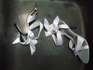 Müll0414 092.jpg (421.96 KiB) 5998 mal betrachtet Dass diese süßen Sandalettchen in dem Zustand bald tief unten in ekliger stinkender Müllbrühe wabern sollten, kam mir nicht in die Tüte - äh Tonne!