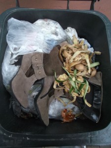 Müll0414 102.jpg (531.57 KiB) 5903 mal betrachtet Warum auch immer, aber diese noch recht gut erhaltenen Stiefeletten mit Cord-Schaft "mussten" noch schnell in die Mülltonne, damit sie gleich "wegkommen".