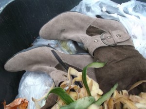 Müll0414 104.jpg (512.88 KiB) 6176 mal betrachtet "Frischer" kann Hausmüll wohl nicht sein! Hihi!