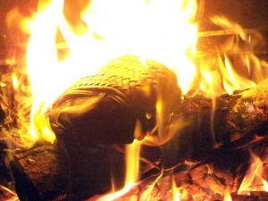 100_6687.JPG (173.66 KiB) 2075 mal betrachtet Nachdem ich noch einige Zeit meinen Spaß mit ihr hatte, war auch diese blaue Lederhandtasche an der Reihe