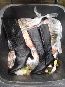 Müll0514 001.jpg (495.21 KiB) 5615 mal betrachtet Unspektakuläres Modell, vielleicht deshalb auch kaum getragen, aber nun bröckelt das Kunstleder und daher ab in die Mülltonne.