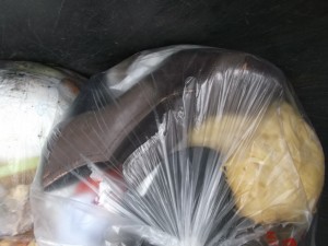 Aus chicen Pumps wurde nun ekliger Dreck! Aber so sorgfältig zugeknotet, macht sich niemand die Hände schmutzig, weil man nicht mehr die alten Schuhe anfassen muss,  um sie zu entsorgen.