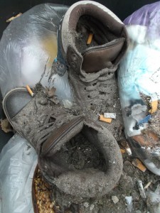 Dass die ausgelatschten miefenden Chucks in den Restmüll gehören, muss man anerkennen, aber sie gleich mit einem Haufen Dreck einsauen ... eine böse Demütigung!