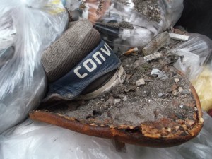 Das Müllgewicht drückt die weichgelatschten Chucks platt. Die &quot;Bestattung&quot; ist schon im Gange.