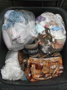 Müll0514 051.jpg (571.76 KiB) 8194 mal betrachtet So ne Handtasche peppt nicht nur die Frau, sondern auch eine Mülltonne auf. Grins!