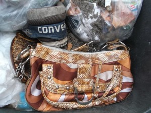 Eigentlich noch ok, musste diese Handtasche dennoch &quot;weg&quot;. Vielleicht zu auffällig?! Mich hat sie jedenfalls für weitere Vernichtungsaktionen &quot;inspiriert&quot;!
