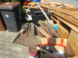 Müll0614 005.jpg (561.86 KiB) 9046 mal betrachtet Ein Haufen Zeug; - ob da die Stiefelchen überhaupt wahrgenommen werden?!
