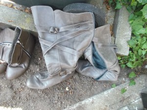 Müll0614 006.jpg (510.38 KiB) 9046 mal betrachtet Bei diesen sommerlichen Temperaturen haben diese Stiefel wohl weniger Chancen, von einer Frau mit Schuhherz gerettet zu werden!