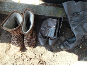 Müll0614 007.jpg (527.35 KiB) 9046 mal betrachtet Für die käsig müffelnden UGGs und die abgelatschten Stiefeletten, wäre der Gang zum Restmüllcontainer nur konsequent gewesen!