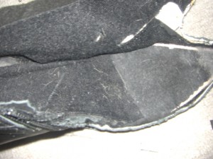 hier waren mal ihre Füße am Werk Ich selber habe sie nur kurz getragen und dann entsorgt jetzt sind sie schon Lange auf der Kippe begraben unter Müll aller art!So gehören Schuhe und Stiefel auf den Müll und nicht anders!