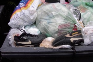 Geile Nikes in Gr. 41/42 in tollem getragenen Zustand, aber leider wie so oft mit kaputten Air-Polstern. Die Turnis waren echt Müll!