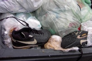 Müll0409 227.jpg (89.51 KiB) 11392 mal betrachtet Schuhe auf Nudeln - ein echtes "Restmüll-Klassiker-Rezept".