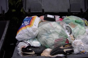 Müll0409 228.jpg (82.6 KiB) 11392 mal betrachtet Hier fehlt eine Müllcontainerpresse!