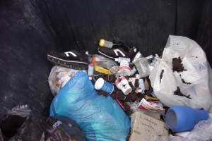 Ihre verkästen Billig-Turnschuhe kamen in die noch relativ leere Mülltonne daneben.