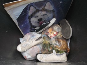 Tamara hat nun endlich gemerkt, dass ihre tagtäglich getragenen Sneakers schon Löcher in der Sohle haben - und übelst müffeln!