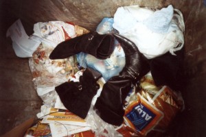 Müll0409 003.jpg (375.78 KiB) 21080 mal betrachtet Am Nachmittag sah ich zufällig die Ex-Besitzerin der Stiefel heimkommen. Fluchend, weil sie nun ihren Müll nun nochmal anfassen musste, warf sie ihre Stiefel und den BH eigenhändig in die Mülltonne. Ich suchte gerade etwas, um diesen geilen Frauenmüll vom Boden des Müllcontainers hochzuziehen, als sie wieder kam. Die eben noch getragenen Stiefel warf sie auch gleich hinein. Volltreffer!