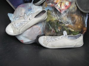 So süß abgelatschte Sneaks! Leider wohl bald total versifft und verfleckt durch aus siffigen Küchenmüllbeuteln austretende eklige Müllbrühe!