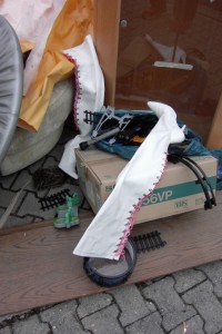 Müll0409 433.jpg (230.61 KiB) 15272 mal betrachtet Merkwürdig: Kinderspielzeug, ein Trampolin und - schon eher bei einem Puff erwartet - alte abgestöckelte Nuttenstiefel!