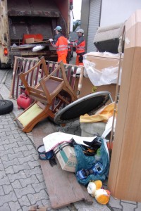 Müll0409 434.jpg (273 KiB) 15272 mal betrachtet Mit vollem Einsatz machen die beiden Müllwerker alles platt.