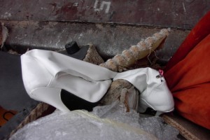 Müll0409 438.jpg (266.36 KiB) 15266 mal betrachtet Der eine Absatz kracht und die Lage der Overknees wird immer "ungemütlicher".