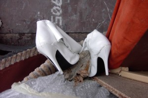 Müll0409 439.jpg (265.46 KiB) 15266 mal betrachtet Das Pressschild hat sich offensichtlich die langen Stiefelschäfte gefriffen und das zerberstende Polstermöbel quetscht die Nuttenstiefel auch.