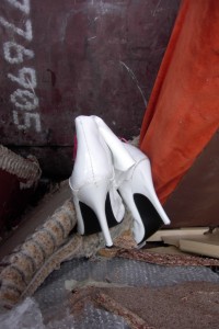 Müll0409 440.jpg (243.18 KiB) 16157 mal betrachtet Selbst in der Müllschüttung beim Pressvorgang bieten diese ausrangierten Nuttenstiefel noch einen geilen Anblick!