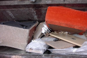 Müll0409 441.jpg (270.69 KiB) 15272 mal betrachtet Das ganze schon von der Müllpresse "angefressene" Gerümpel rutscht in den Schlund des Müllautos.