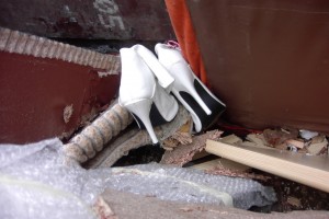 Müll0409 442.jpg (269.34 KiB) 16157 mal betrachtet Waren diese Overknees wirklich zu groß für eine Restmülltonne? Jedenfalls kriegen sie im Pressmüllauto ihr verdientes Ende.