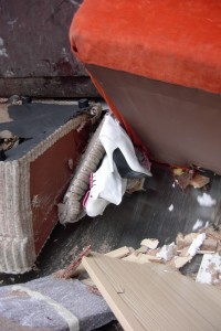 Müll0409 443.jpg (258.87 KiB) 16091 mal betrachtet Die Overknees waren nun fest zwischen Pressschild und zermalmten Sofateilen eingeklemmt. Nichteinmal einen Zentimeter ließen sich die Stiefel rausziehen. Den Müll sozusagen fest im Griff!
