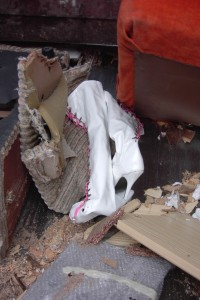 Müll0409 444.jpg (289.4 KiB) 15206 mal betrachtet Die Presse fuhr immer höher und unerwartet plumpsten noch einmal die gepressten Nuttenstiefel zurück in die Müllschüttung. Gut zu sehen die heraus gerissene Öse, die noch am Senkel baumelt.