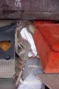 Müll0409 445.jpg (269.08 KiB) 15200 mal betrachtet Sekunden später waren die gepressten Overknees wieder von zermalmten Möbelteilen verschüttet.