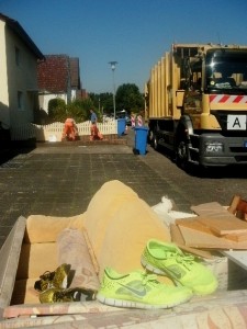 Frisch verschwitzt und noch feucht-warm müffelnd warteten die  riesigen Sneaks des Sohnes auf ihr nahes pressantes Ende!