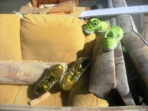 Müll0714 011.jpg (170.9 KiB) 7132 mal betrachtet Die tollen Turnis glänzten regelrecht in der grellen Sommersonne um die Wette. Aber leider kein dauerhafter Anblick, denn der Motor des Müllautos röhrte schon auf, um zu diesem Sperrmülhaufen zu fahren.