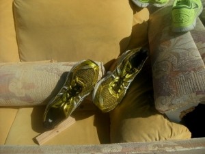 Diese Laufschuhe glänzen wie ein Goldschatz, sind aber nur noch wertloser Abfall!